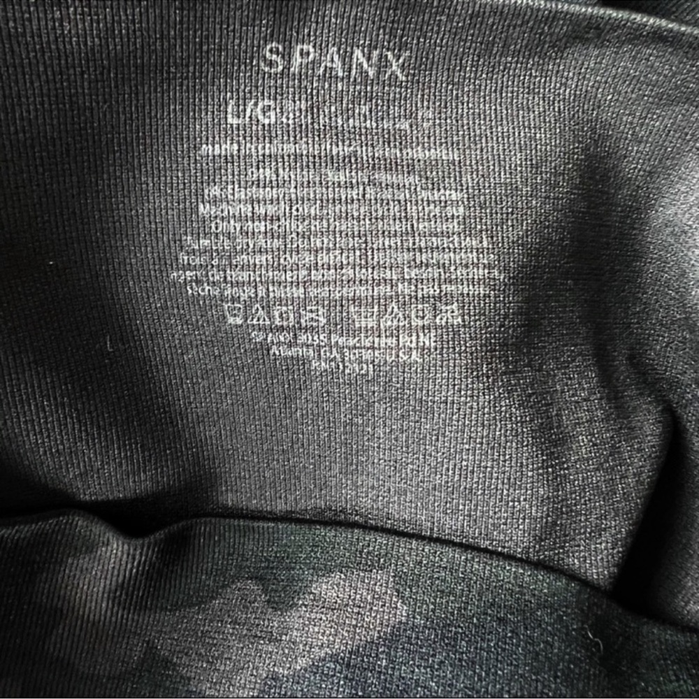 Spanx Look At Me Now Seamless Cropped Leggings Black Camo Size Large - Picture 4 of 5